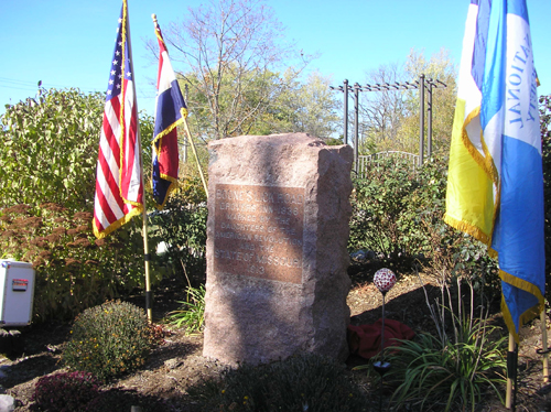 Picture of the monument with the inscription 'Boones Lick Road; Drover's Inn 1836; Marked by the Daughters of the American Revolution and the State of Missouri 1913'.